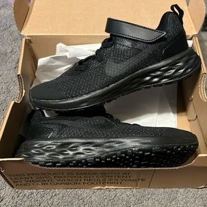 Boys 13c Nike Revolution Black Velcro Strap Sneakers Never Worn